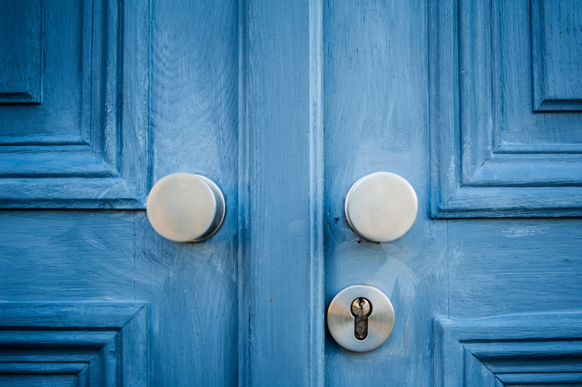 Хата дверей. Изящная дверная ручка. Ручка голубая старинная. Винтажная дверная ручка на белой двери. Glowstick Doors.