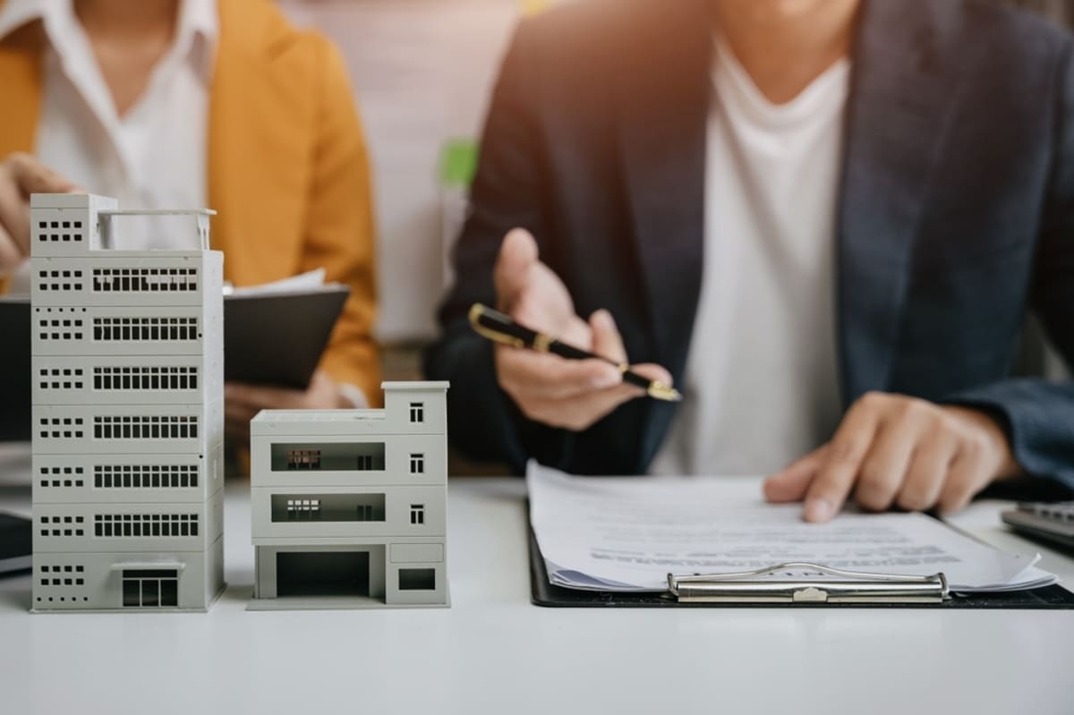 Real estate agent helping client with risk management